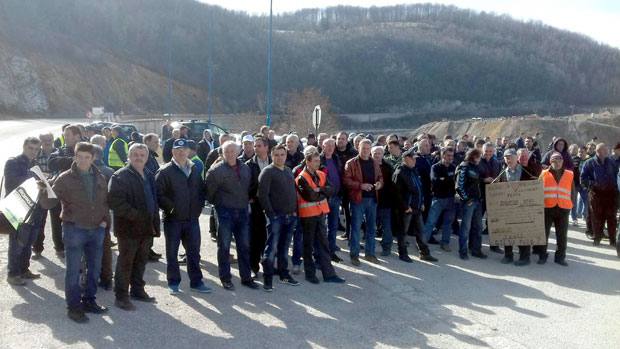 ЗБОГ НЕИЗМИРЕНИХ ОБАВЕЗА: Ужички путари блокирали магистралу(ФОТО)